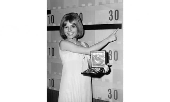 Luxemburg
... das Grossherzogtum Luxemburg erfolgreich, so zum Beispiel France Gall (Bild) 1965. Den letzten Sieg verbuchte Corinne Hermès 1983. Nach 10 erfolglosen Jahren gab Luxemburg auf und verzichtet seither auf eine Teilnahme.