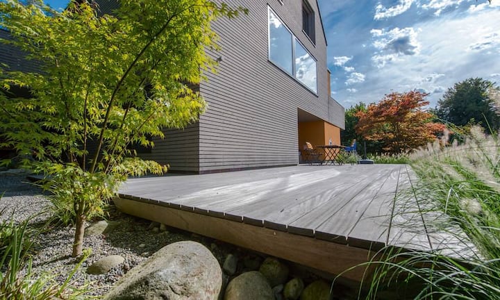 Holz vor dem Haus: Terrasse und Garten bilden eine harmonische Einheit.