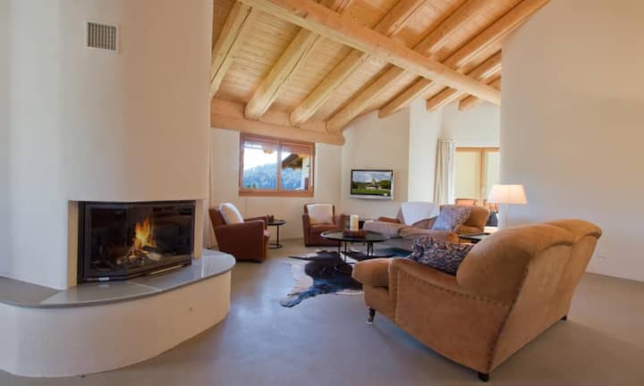 Das Herzstück des Wohnzimmers ist das eingebaute Cheminée.