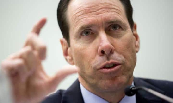 Rang 9, Randall Stephenson: Als CEO des Telekommunikationskonzerns AT&T verdient Stephenson laut «Business Insider» 20,6 Millionen Dollar. Sein Grundsalär belief sich auf über 1,6 Millionen Dollar. Der Rest seiner Vergütung setzte sich aus Bonus, Sonderzulagen und Firmenanteilen im Wert von über 13 Millionen Dollar zusammen.