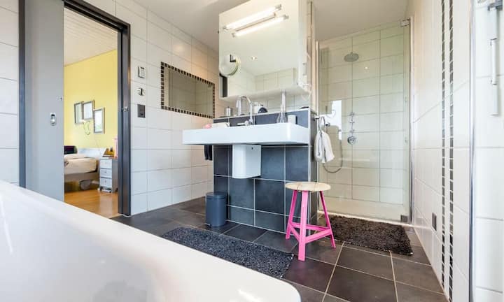 ... sowie drei Badezimmer.