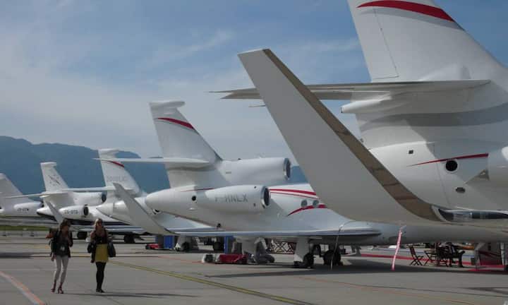 Flügel an Flügel steht hier alles was in der Business-Fliegerei Rang und Namen hat. In dieser Reihe sind die grossen Jets von Dassault Aviation zu sehen.