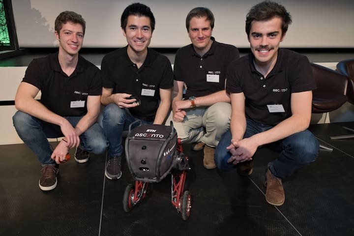 4 ETH Studenten mit Roboter "ASCENTO":Ciro Salzmann;Dominik Mannhart;Victor Klemm;Alessandro Morra