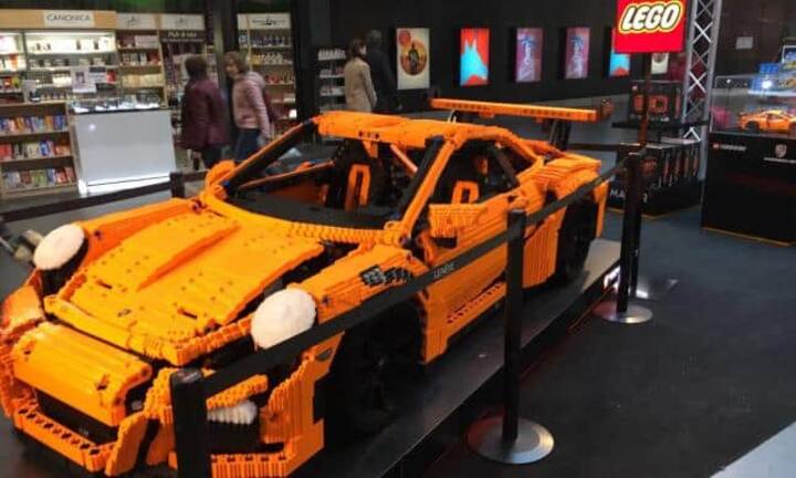 Spielzeughersteller Lego hat einen Sportwagen in Lebensgrösse gebastelt, und zeigt ihn am Genfer Bahnhof.