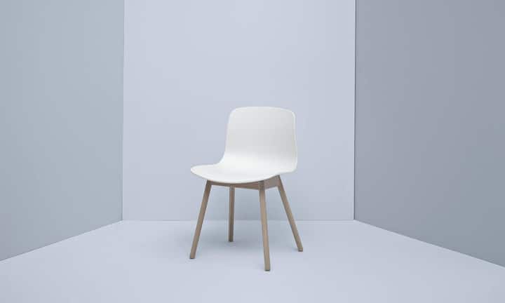 Der Designer Hee Welling kreierte fürs dänische  abel Hay einen Stuhl, der sich mit allem  ombinieren lässt und sich jeder Umgebung anpasst. Entstanden ist About a Chair: simpel, bequem, günstig. Gestell aus Eiche, Sitzschale aus Kunststoff. 265 Franken;
www.cairo.ch