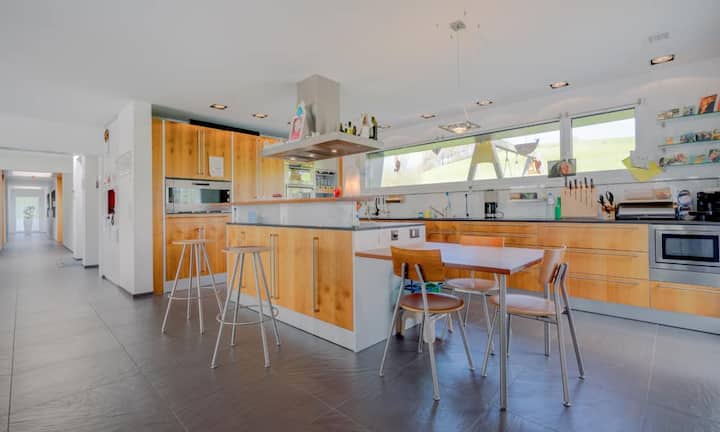 Ebenfalls findet man in der Wohnung eine moderne Einbauküche.