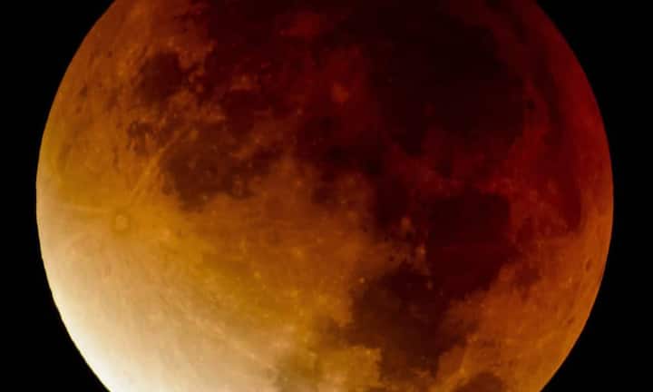 Kurz vor dem Höhepunkt der Mondfinsternis stand der Mond nur 356'877 Kilometer von der Erde entfernt. Das ist die geringste Distanz des ganzen Jahres. Deshalb erschien die Mondscheibe in Erdnähe besonders gross.