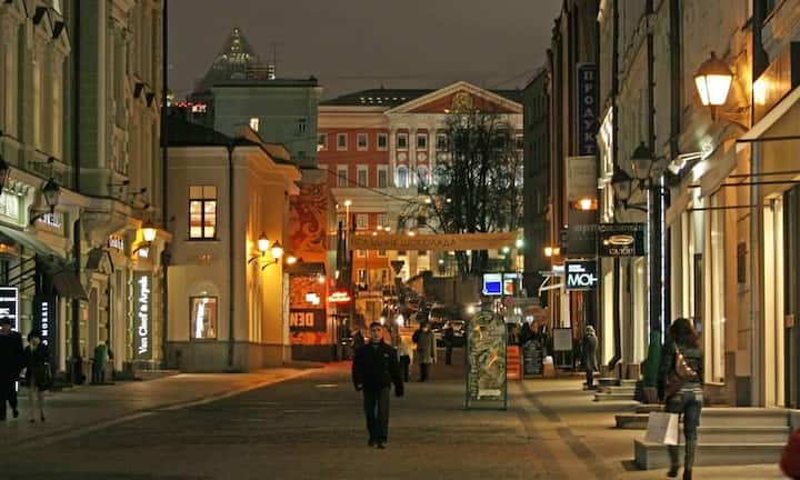 Auf Platz 10 der weltweit teuersten Einkaufsstrassen liegt laut der internationalen Immobilienberatung Cushman & Wakefield (C&W) die Stoleschnikow-Gasse in Moskau. Die Spitzenmiete für Ladenräume stieg dort zuletzt um 20 Prozent auf umgerechnet 476 Franken pro Quadratmeter und Monat.igor k/Flickr/CC