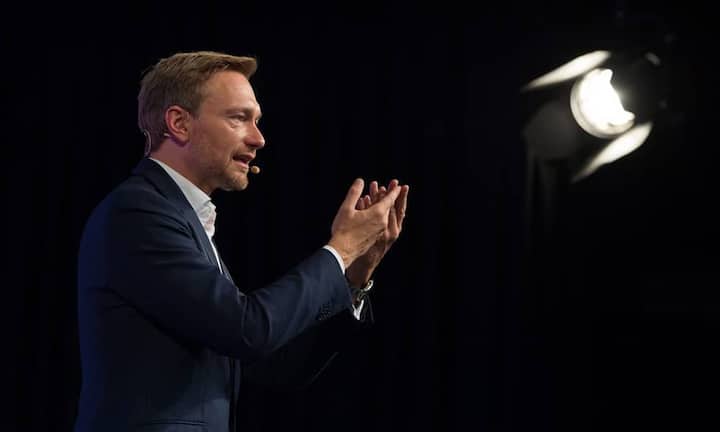 Christian Lindner (FDP, 38): Fast im Alleingang gelang es dem Unternehmensberater, eine am Boden liegende Partei wieder aufzurichten. Bei der Landtagswahl in seiner Heimat Nordrhein-Westfalen holte er als Spitzenkandidat mit 12,6 Prozent für die FDP ein glänzendes Ergebnis. Sollte die FDP in den Bundestag zurückkehren, will Lindner der Landespolitik Lebewohl sagen und nach Berlin ziehen. Im Wahlkampf, der ganz auf seine Person zugeschnitten ist, gibt sich der Porsche-Fan betont lässig.