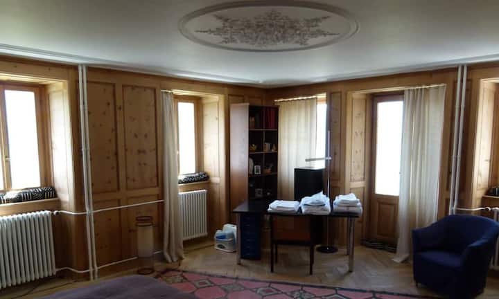 Im gesamten Haus dominieren historische Dielenböden, Bündner Steinplatten oder rustikales Stäbchenparkett.