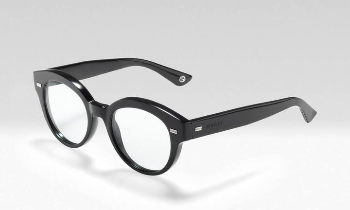 Charakterstark: Gucci (Frau) Dieses Modell ist ein modisches Statement mit schwarzem Azetatrahmen und Gucci-Logo. Auch als Sonnenbrille mit gelben oder blauen Linsen erhältlich. Preis 295 Franken