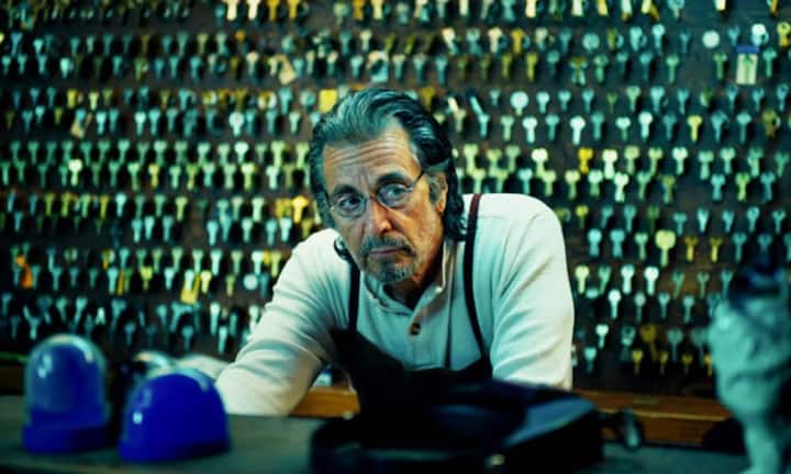 AJ Manglehorn leidet noch immer unter dem fatalen Fehlentscheid, den er vor vierzig Jahren getroffen hat. Er verlor seine grosse Liebe Clara und landete im Gefängnis. Das Drama «Manglehorn» mit Al Pacino ist zu sehen am Sa., 27.09., im Arena 5 und am So., den 05.10., im Arthouse Le Paris.