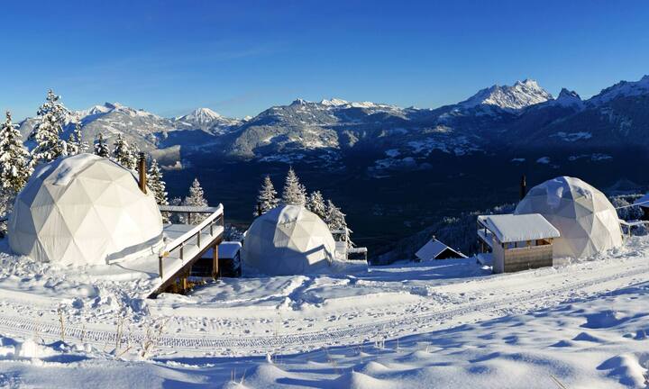 Les Giettes
- Übernachten: Whitepod Eco-Luxury Hotel, Les Cerniers, 1871 Les Giettes VS, www.whitepod.com
Skigebiet:  Les Portes du Soleil  www.portesdusoleil.com
Raclette Chandolin: Daniel Zufferey schwört auf Holz von Laubbäumen und Käse der Region für sein Raclette. Café-Restaurant des 2000 Mètres, 3961 Chandolin, Telefon 027 475 11 29. Raclette auf Voranmeldung (ab vier Gästen).