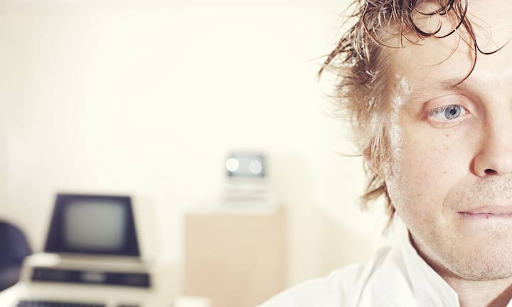 Whisky hilft gegen StressStudien haben gezeigt, dass Alkohol Stress reduzieren kann. «Ein bisschen Alkohol, sagen wir 0,4 Promille oder in etwa zwei Getränke, kann eine angenehme Sache sein», sagte der Psychologe Kenneth Sher von der University of Missouri gegenüber CNN. Allerdings weist sie drauf hin, dass es auch damit zu tun hat, dass moderater Alkoholkonsum meistens in guter Gesellschaft geschehe. Also gönnen Sie sich mit  Freunden ein Glas Ihres besten Whiskys nach Feierabend.