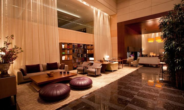 Platz 9: Park Hyatt Zürich, Zürich.Das Park Hyatt Zürich kämpft überzeugend gegen das Kettenhotel-Image an und ist ein charismatischer Ableger der smarten Hotelgruppe. Zudem sorgen die Mitarbeiter für jenes Fluidum, in dem sich jeder Gast mindestens so wichtig genommen fühlt, wie er sich selbst fühlt.