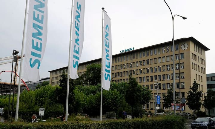 Das Zuger Unternehmen ging erstmals in ausländische Hände über. Unter Siemens wurde Landis+Gyr grundlegend umgebaut. Zusammen mit der Siemens-eigenen Zählersparte wurde das Unternehmen zur Siemens Metering AG. Doch auch damit kehrte keine Ruhe ein.