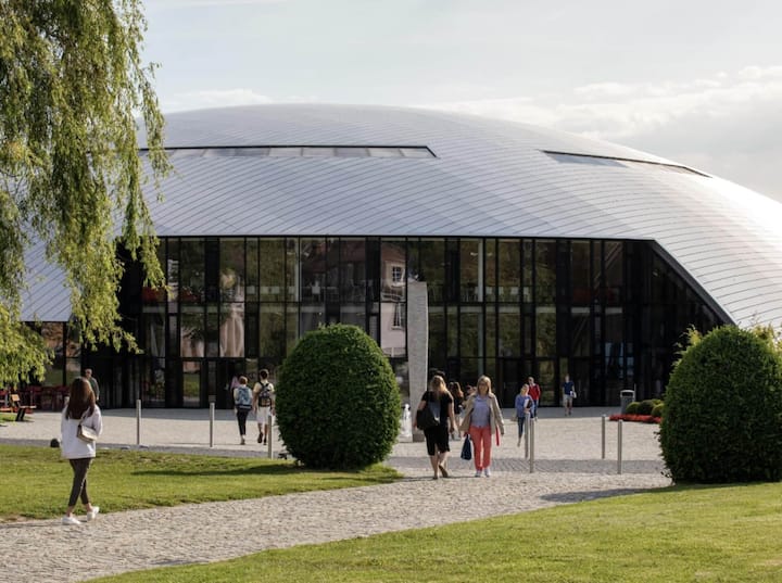 Den Hauptteil der Zeit verbringen die Schüler am Elite-Internat in Rolle.