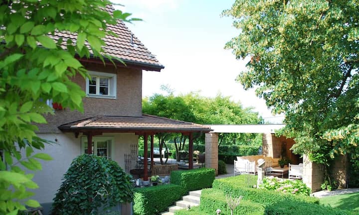 Das freistehende Landhaus in Gachnang umfasst rund 410 m2 Wohnfläche und annähernd 4000 m2 Umschwung. Es steht mitten in der Natur und doch nahe des Kantonszentrums Frauenfeld.