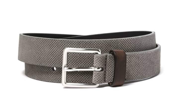 Kernig: Benetton Die perforierte Oberfläche dieses grauen Ledergürtels wird mit einer silbernen Schnalle und einer braunen Gürtelschlaufe kombiniert. Preis 40 Franken