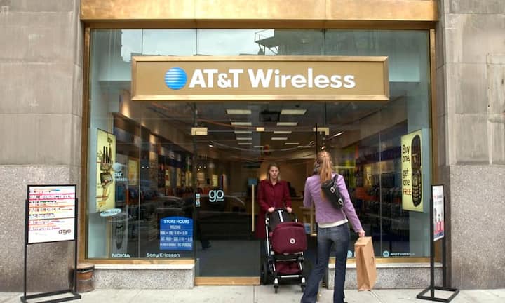 Mit AT&T ist ein zweiter US-Telekomkonzern in den Top Ten der wertvollsten Marken der Welt vertreten. Der Konzern steigerte seinen Markenwert um 15 Prozent auf 89,49 Milliarden Dollar - und verbesserte sich damit um zwei Plätze. Platz sechs.