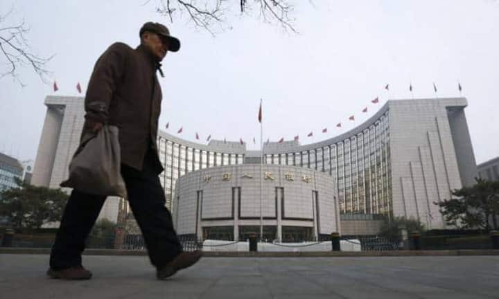 Schon im Sommer 2015 versuchte die Regierung mit zahlreichen Massnahmen eine Trendwende herbeizuführen. Hier die wichtigsten:Zinssenkung: Um die Märkte mit mehr Liquidität zu versorgen, hat die Zentralbank die Leitzinsen ein weiteres Mal um 25 Basispunkte gesenkt. Der Leitzins für die Kreditvergabe liegt bei rekordtiefen 4,6 Prozent. In die Geschäftsbanken pumpte die Zentralbank umgerechnet 20 Milliarden Franken.