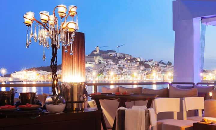 Das Restaurant Lio am Hafen bietet neben einem exquisiten Sterne-Dinner und einer Cabaret Show einen traumhaften Blick.PR