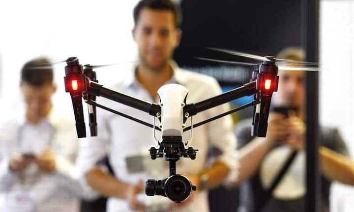 Der chinesische Anbieter DJI stellt seine Drohne Phantom 4 vor. Sie soll präzise manövrierbar und gleichzeitig sicher und einfach zu fliegen sein. Der kleine Flieger kann 28 Minuten in der Luft bleiben.