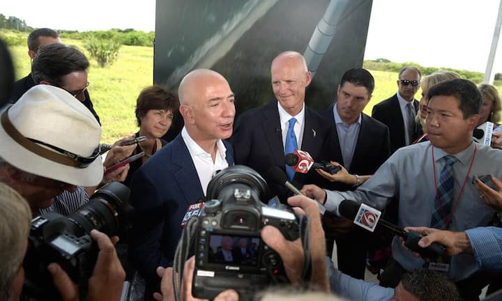 Platz 4: Jeff Bezos Der Amazon-Gründer belegt mit 47 Milliarden Dollar den vierten Rang. Für Bezos eine Premiere, denn wie Zuckerberg zählte auch der 51-Jährige zuvor noch nie zu den zehn reichsten Amerikanern. Zu verdanken hat er dies einem Milliarden-Geldsegen: In einem Jahr machte er ein Plus von 16,5 Milliarden Dollar. Damit ist Bezos auch der grösste Gewinner im Forbes-Ranking.