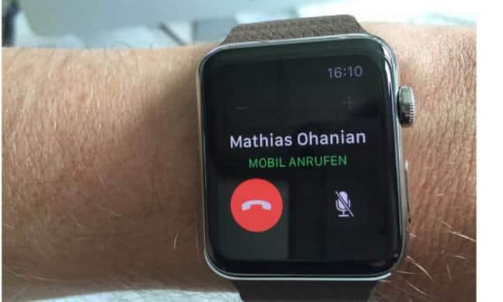 Auch telefonieren kann man mit der Apple Watch. Die Verbindung ist nicht immer einwandfrei. Ab und zu sind kleine Unterbrüche zu hören. Vom iPhone darf man sich nicht zu weit weg entfernen, sonst bricht die Verbindung zusammen.
