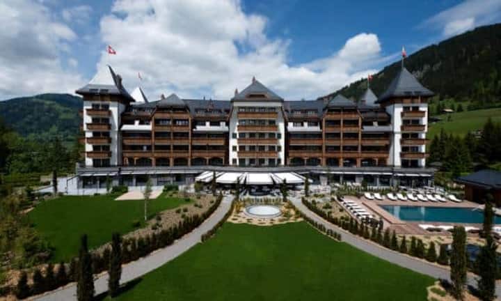 Platz 3 (Vorjahr: 4): The Alpina Gstaad, Gstaad
Das Alpina, das auf den dritten Platz vorrückte, ist ein Spa-Hotel wie kein anderes in der Schweiz. Dank ausgeklügelten, stark individualisierten Wellbeing-Konzepten und schönster Natur rund ums Haus kann man hier heitere Ferientage mit einem positiven gesundheitlichen Effekt verbinden. Gäste, die blass und erschöpft in Gstaad ankommen, können davon ausgehen, strahlend und quicklebendig wieder abzureisen.