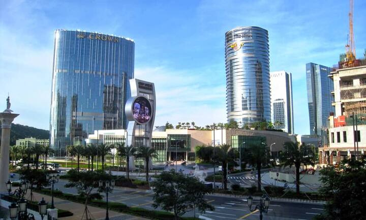 Platz 12: City of Dreams, Macau — 2,75 Milliarden DollarDie City of Dreams liegt auf der Insel Cotai direkt am Strip in Macau. In ihr befinden sich das Hard Rock Hotel & Casino, die Crown Towers und das Grand Hyatt. Verbunden werden die Hotels durch eine Shopping Mall. Insgesamt kostete die Stadt der Träume 2,75 Milliarden.