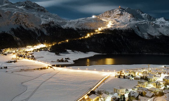 Das gesamte Grundstück erstreckt sich auf eine Fläche von rund 838 m². Die beiden Skigebiete Corviglia-Marguns sowie Corvatsch sind in unter 5 Minuten mit dem Auto erreichbar. Preis: Auf Anfrage 
Quelle und Bilder: Engel & Völkers