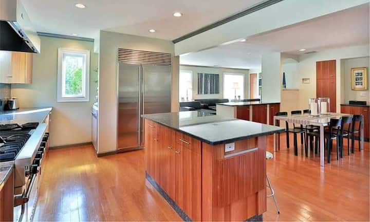 Eine moderne und offene Küche lädt zum Kochen ein.