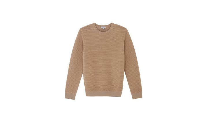 Schlicht: COS
Dank seiner beigen Farbe und normalen Passform ist der Pullover aus Merinowolle mit einem klassischen Rundausschnitt von COS vielseitig kombinierbar. Dieser ist auch in burgunderrot erhältlich. Preis 125 Franken