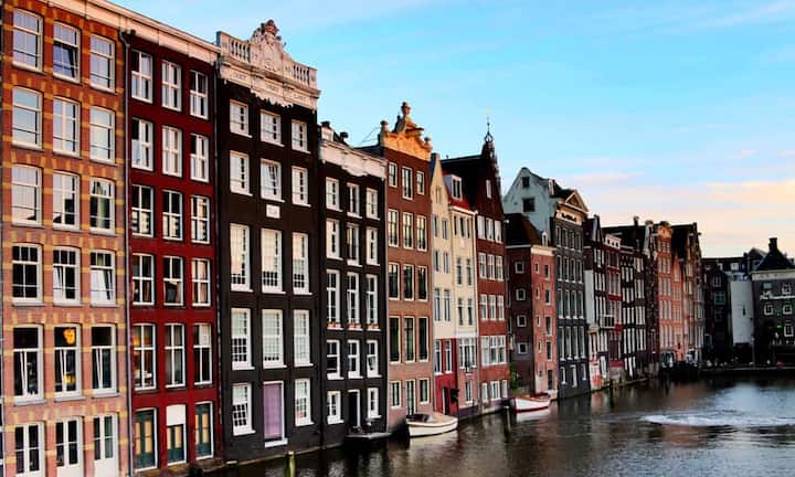 3. Ab Basel geht's gern nach Holland
In Zürich und Genf schafft es Amsterdam nicht in die Liste der fünf beliebtesten Reisedestinationen. Ab Basel ist Amsterdam aber der Renner, geschlagen nur von Barcelona und Mallorca. Die Kosten für einen Holland-Trip: 232 Franken mit Easyjet.
Bild: Flickr/CC/Amina Tagemouati