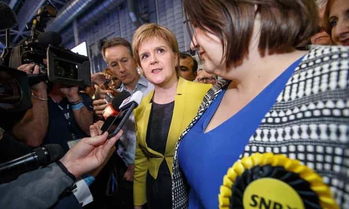 Nicola SturgeonDie Chefin der Regionalregierung in Edinburgh, Nicola Sturgeon, wird augenzwinkernd als «Königin von Schottland» bezeichnet. Schon als Jugendliche trat sie in die Schottische Nationalpartei (SNP) ein, deren Ziel die Unabhängigkeit des Landesteils von Grossbritannien ist. Sturgeon liegt im Clinch mit Premierministerin May und hat ein neues Unabhängigkeitsreferendum angekündigt.