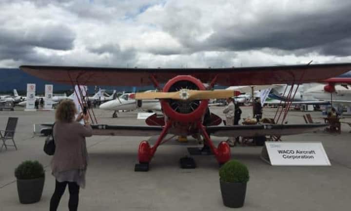 Wobei sich der Doppeldecker von Waco Classic Aircraft wohl doch eher als Fotosujet eignet, denn als Geschäftsflugzeug.