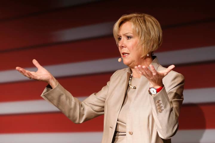 Verwaltungsratspraesidentin Monika Ribar spricht waehrend der Bilanzmedienkonferenz der SBB, am Dienstag, 21. Maerz 2017 in Bern. (KEYSTONE/Peter Klaunzer)