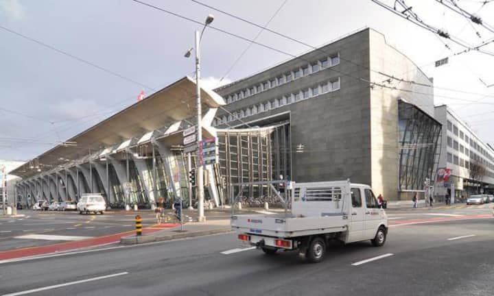 Calatrava, der in Zürich und New York lebt, baut schon lange in der Schweiz. So war er in den 80er-Jahren an der Neugestaltung des Bahnhofs Luzern beteiligt. Von ihm stammt der auffällige Entwurf der Vorhalle. Port(u*o)s/CC/Wikimedia