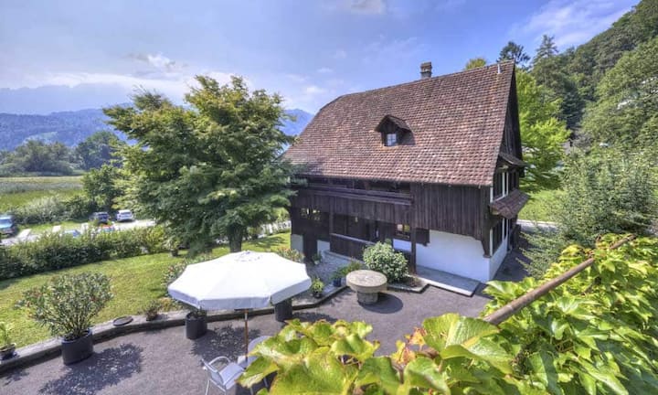 Das 1763 errichtete hinter dem Rank am südwestlichen Dormenhang über dem Winkelried (Horw) in Luzern erbaute Haus gehört zu den stilreinsten der ganzen Gegend.