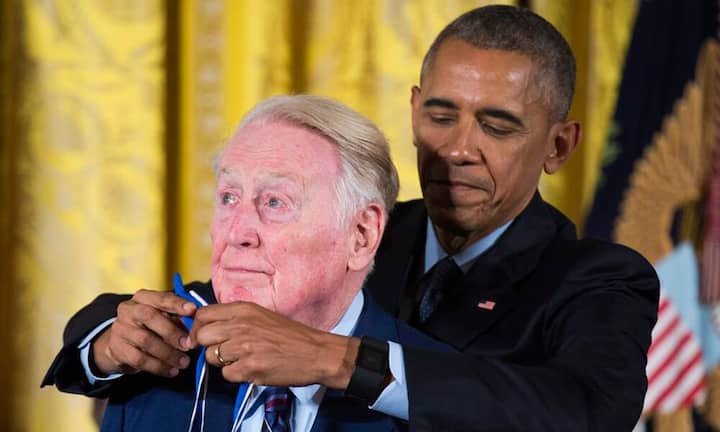 Der damalige US-Präsident Barack Obama geht – was die Uhr betrifft – fremd. Er wurde schon mit vielen Modellen gesehen. In den letzten Jahren trug Obama meistens eine Smartwatch von Fitbit für rund 250 Dollar.