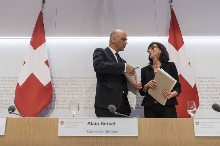 Bundesrat Alain Berset, links, diskutiert mit der St. Galler Regierungsraetin Heidi Hanselmann, Praesidentin der Schweizerischen Konferenz der kantonalen Gesundheitsdirektorinnen und -direktoren, nachdem sie ueber die neuen Massnahmen gegen die Ausbreitung des Coronavirus informiert haben, am Freitag, 28. Februar 2020 in Bern. (KEYSTONE/Alessandro della Valle)