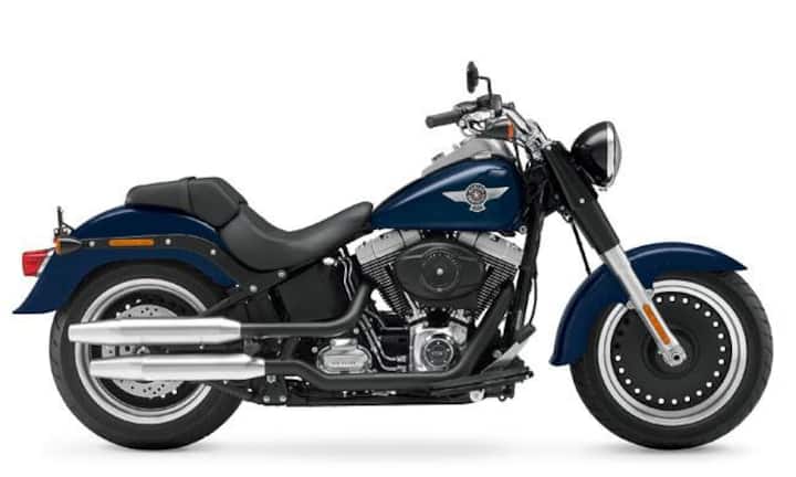 Für den Terminator: Und alle, die auch gern mal aufräumen wollen. Arnold Schwarzenegger machte diese Maschine 1991 berühmt. Die Harley- Davidson Fat Boy trägt ihren kurzen, einprägsamen Namen noch heute mit Stolz, tritt schnörkellos auf – und fährt sich auch so. Respekt. 20 645 Franken.