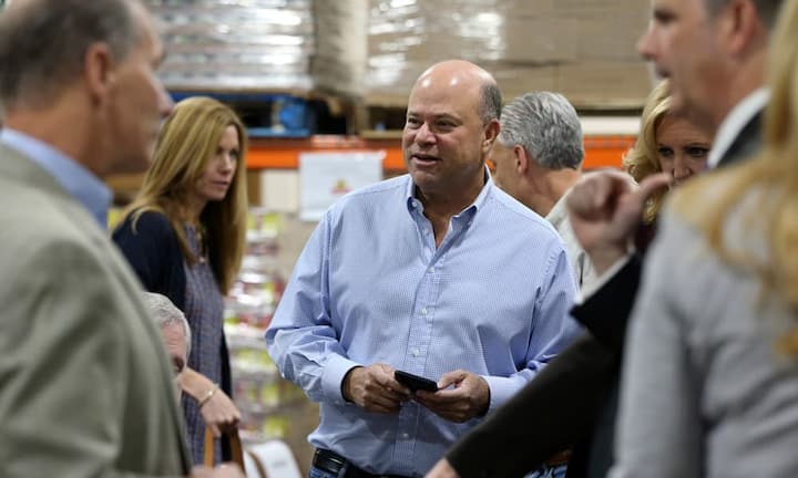 Platz 2: David TepperVermögen: 11,4 Milliarden DollarVerwaltete Investments: 18 Milliarden DollarIns Beuteschema von David Tepper und seinem Hedgefonds Appaloosa Management fallen vor allem zahlungsgestörte Anleihen. Und das mit Erfolg: 1,2 Milliarden Dollar soll der Manager 2015 verdient haben. Sein nun angekündigter Umzug von New Jersey nach Florida wird die Landeskasse jede Menge Geld kosten.