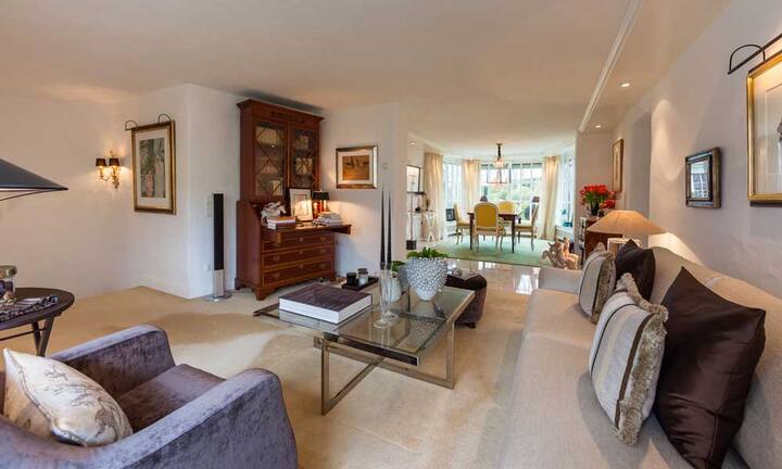 Die 13 Wohnräume scheinen nahtlos ineinander überzugehen.