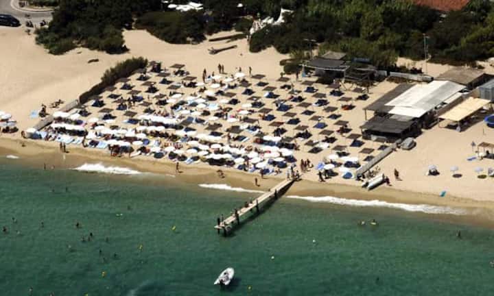 Auch wenn der Club 55 längst als legendär gilt, regiert vornehmlich das so genannte «neue Geld» am holzpatinierten Tresen der berühmten Strand-Bar von Pampelonne. Den alten Jetset – klassisch, stilvoll und mondän – vermisst man hier irgendwie. Früher war es die alte Bohème, die in dem Club, der 1955 eröffnet wurde, feierte. Ihr folgte die internationale Starwelt, bestehend aus Hollywood-Schauspielerinnen, Formel-1-Legenden und Mega-Models.Aimar/Sipa