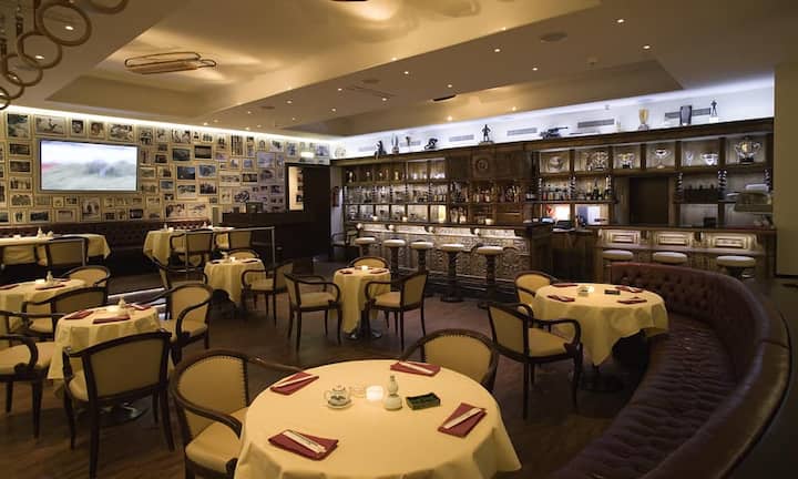 Es ist eine legendäre Bar, die zum Kulm Hotel gehört: In der Sunny Bar treffen sich seit Jahrzehnten die tollkühnen Piloten des Cresta-Rennen, einer waghalsigen Wintersportart. Doch auch Mitglieder der High Society lassen sich in der Sunny Bar gerne blicken.