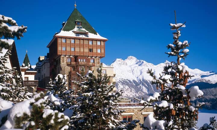 St. Moritz (Engadin) steht zuoberst auf dem Podest mit 72 Punkten.
Bilder: Keystone, zvg, facebook
Methode: Eigene Erfahrungen des Autors vor Ort, Umfrage bei 30 Tourismusexperten sowie Einbezug der Wertungen relevanter Fachpublikationen und Testportale; Höchstwert pro Kategorie: 10 Punkte; Maximalwert des Totals: 90 Punkte