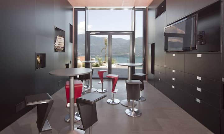 Von hier aus gelangt man über den Portico (55 m²)…