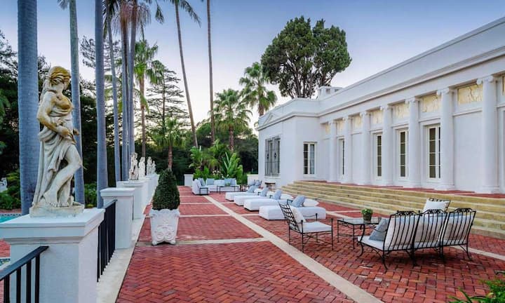 Die Luxusimmobilie «El Fureidis» erlangte als Wohnsitz von Tony Montana in Brian de Palmas Spielfilm Scarface weltweite Berühmtheit. Nun wird das Anwesen in Montecito im US-Bundesstaat Kalifornien zum Verkauf angeboten. Für umgerechnet 32,8 Millionen Franken. Bilder: LuxuryEstate.com